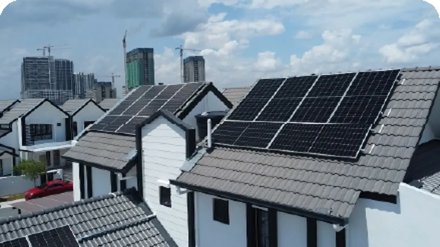 Gambar udara sistem solar rumah yang siap dipasang di kawasan perumahan