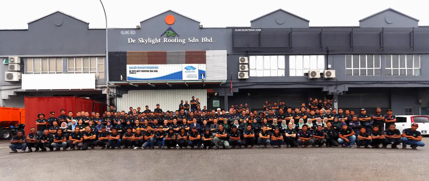 Pasukan De Skylight Roofing dan De Solar bergambar di hadapan kilang sendiri