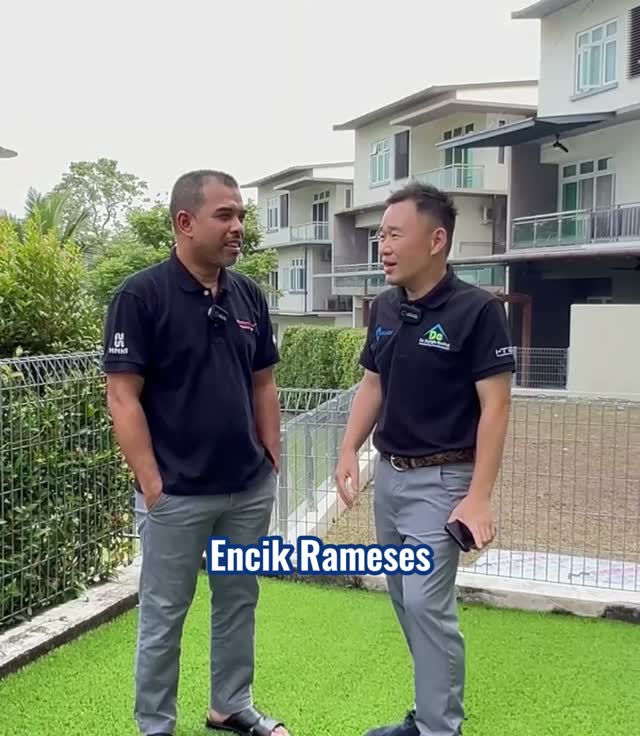 Encik Rameses ditemu bual bersama pasukan De Solar di hadapan rumahnya