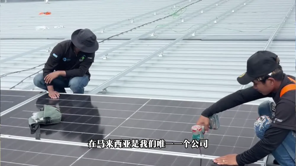 Pekerja De Solar mengangkat panel solar Astronergy untuk dinaikkan ke bumbung