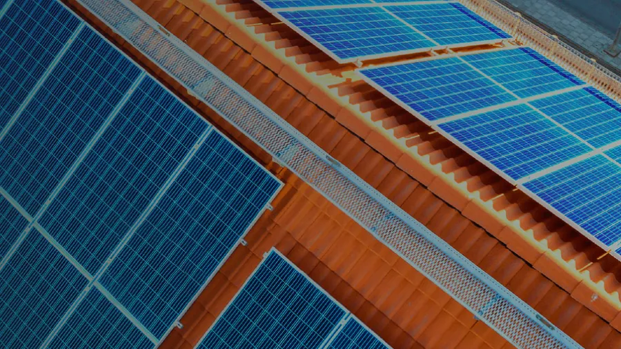 Sistem solar komersial De Solar di atas bumbung kilang di Kemaman, Terengganu