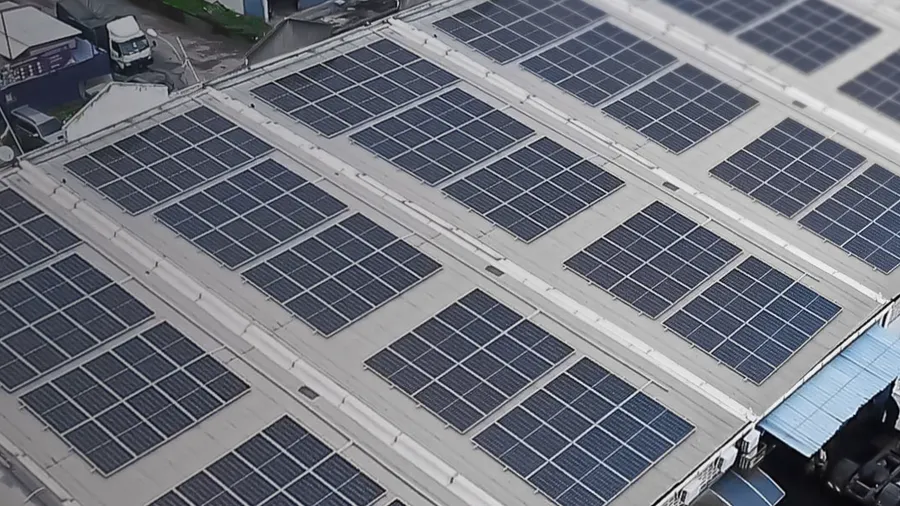 Sistem solar komersial De Solar di atas bumbung kilang di Klang, Selangor