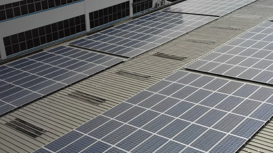 Sistem solar komersial De Solar di atas bumbung kilang di Muar, Johor