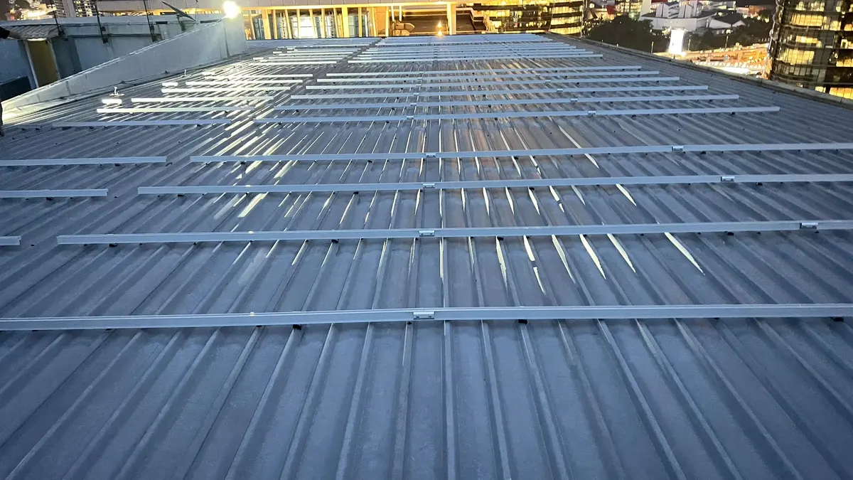 Rangka pemasangan panel solar yang sudah diikat kemas atas bumbung metal deck, sebelum panel dinaikkan