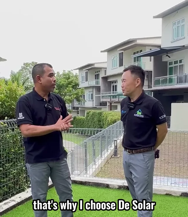 Encik Rameses ditemu bual bersama pasukan De Solar di hadapan rumahnya